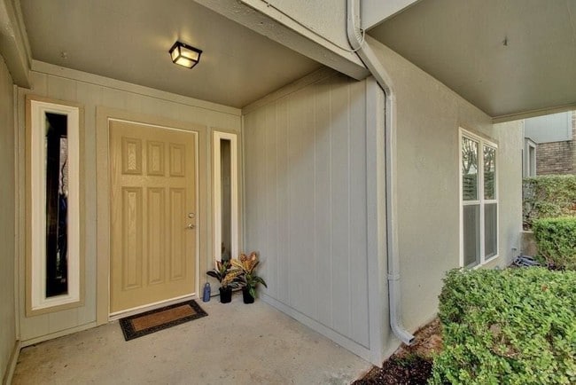 Building Photo - 9009 N Plaza