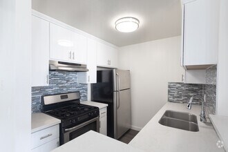 1BR,1BA- 650SF- Kitchen - Marathon Apartments