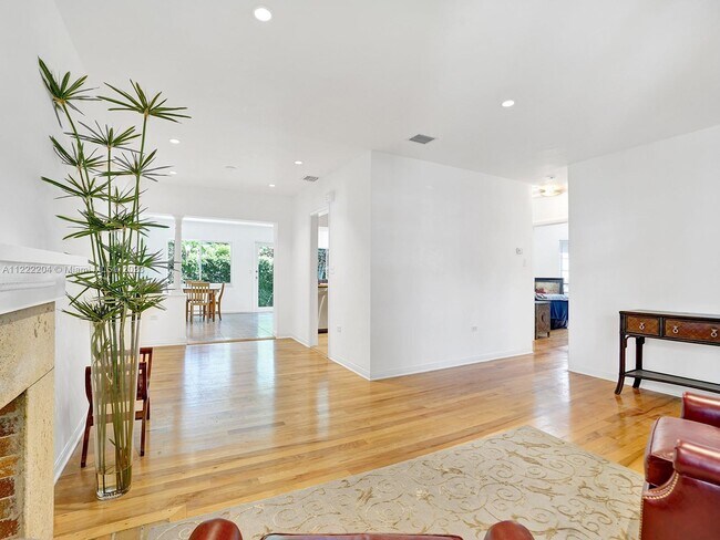 Building Photo - 711 Zamora Ave