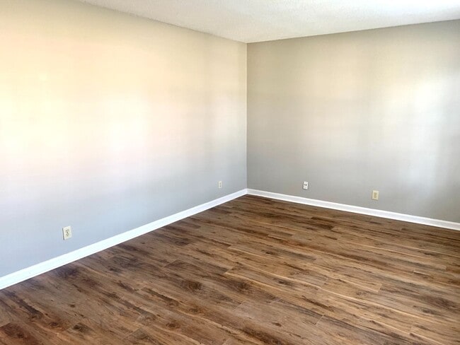 Building Photo - 2425 Pendleton Dr