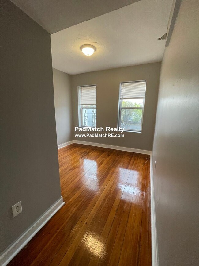 Foto del edificio - 820-828 Blue Hill Avenue