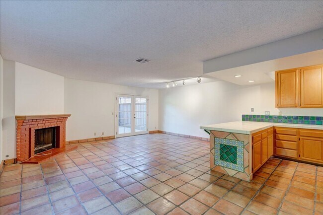 Building Photo - Beautiful End-Unit Townhome Centraly Located