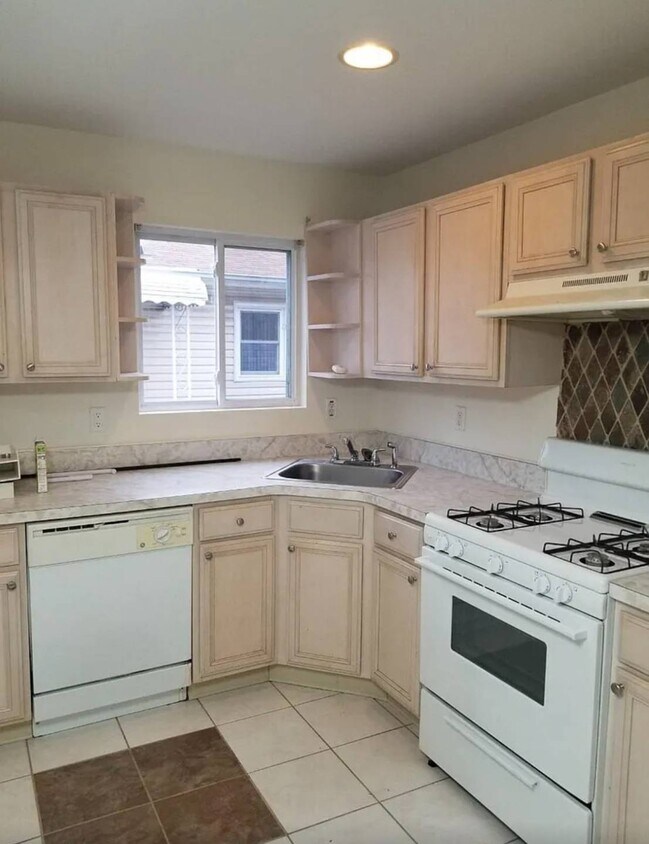 409 Cromwell Ave, Staten, NY House Rental in Staten, NY