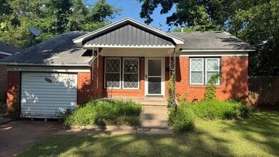 Building Photo - 1009 N Market Ave