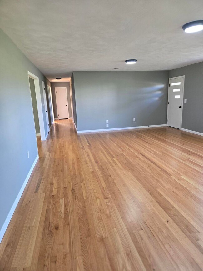 Foto del edificio - Charming 3-Bedroom Brick Home in Town – Ne...