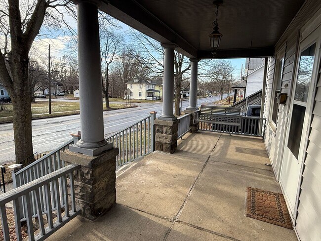 Foto del edificio - Spacious Historical Three-Bedroom Home with Classic Character- NEW FLOORING