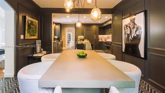 Foto del edificio - 677 NE 56th St