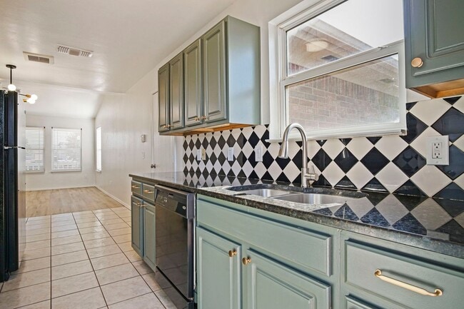 Photo - Beautiful 2 Bedroom - 2 Bathroom in Deer C... House