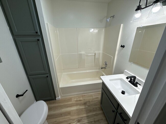 Foto del edificio - 303 W 16th St