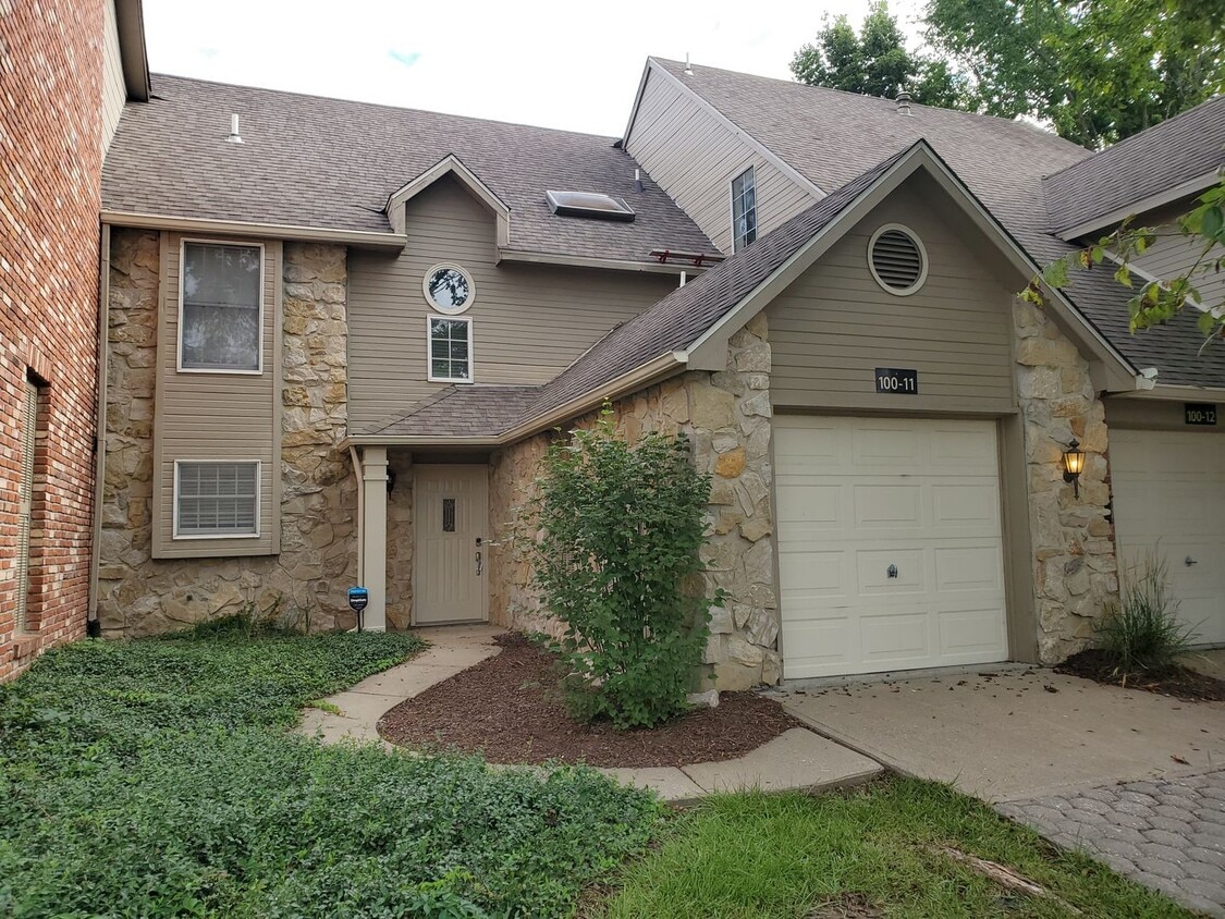 Primary Photo - 3 bd, 2.5 ba Village South condo, great so...