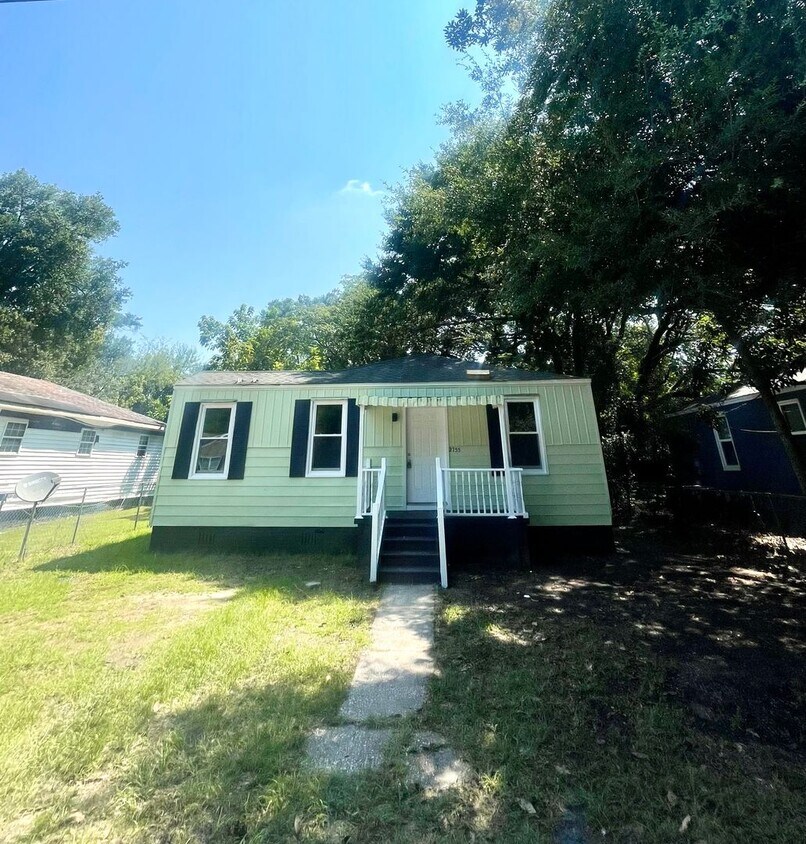 Primary Photo - 2755 E Surrey Dr