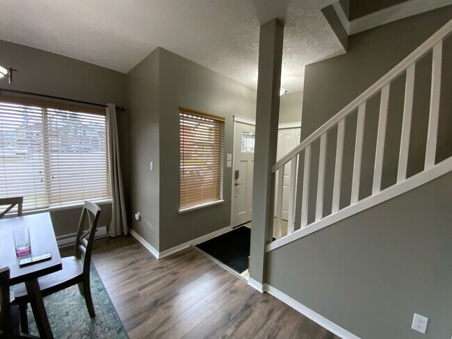 Photo du bâtiment - 936 Starling Pl