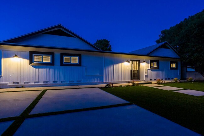 Building Photo - Gorgeous 5 bd/ 2.5 ba Reseda Ranch Home