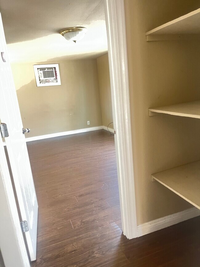 Building Photo - 529 Sycamore St