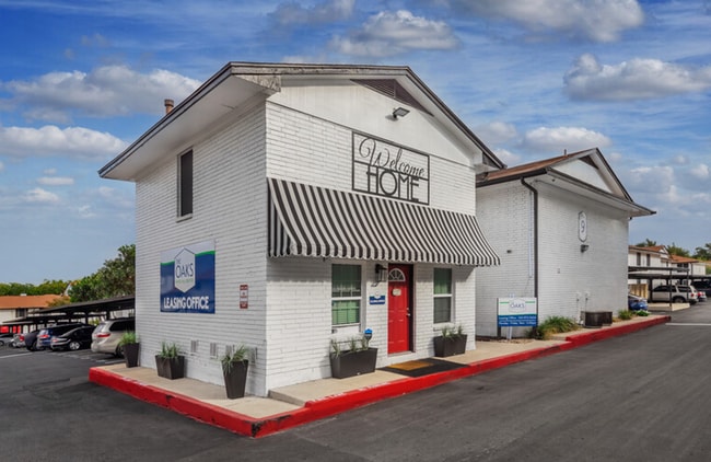 Building Photo - The Oaks at Medical Center