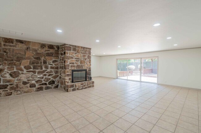 Foto del edificio - MUST SEE- Updated kitchen/Tile floors! 3be...