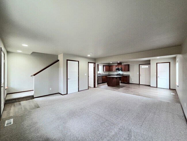Foto del edificio - 3-Bed, 2.5-Bath Townhome w/ 2-Car Garage! *Eastmont School District*