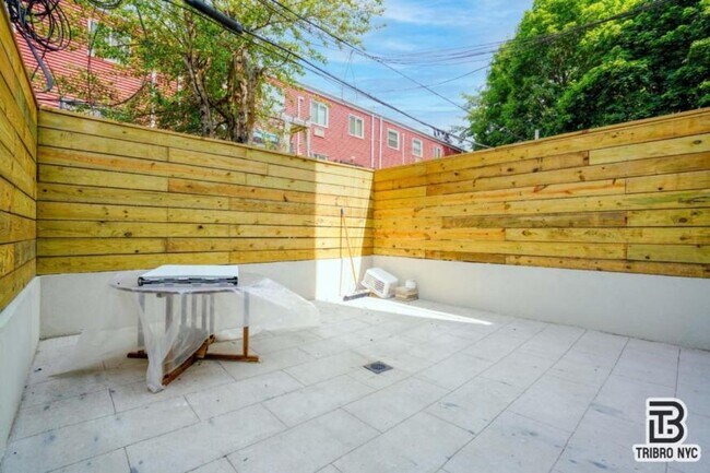 Foto del edificio - 3 bedroom in BROOKLYN NY 11205