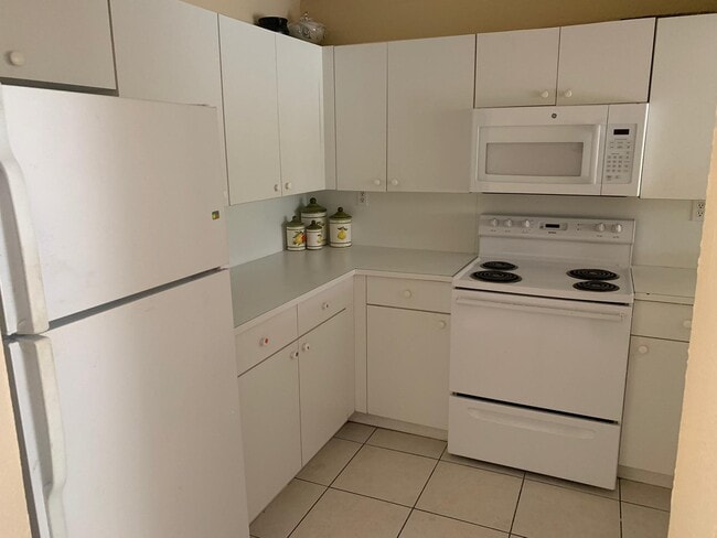 Building Photo - 230 W 68th St