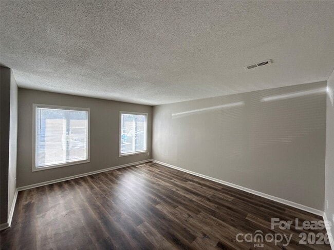 Building Photo - 300 N Main St