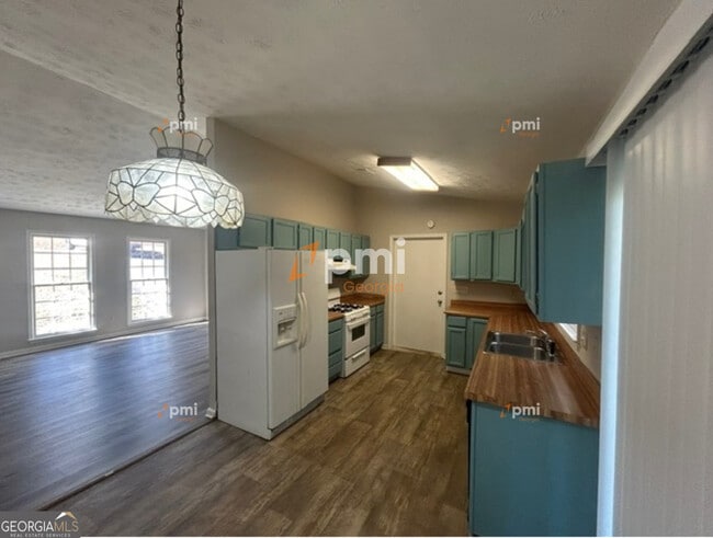 Building Photo - 667 Rae Dr SW