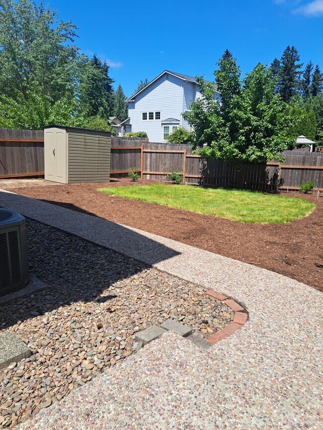 Building Photo - Beautiful setting 4 bedroom A/C Available Now