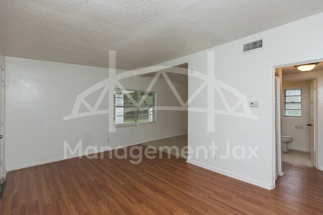 Foto del edificio - 5601 Pansy Ln