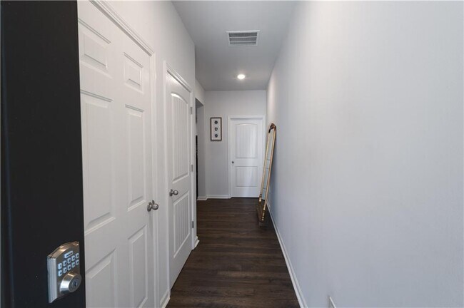 Foto del edificio - 381 Stoneybrook Dr