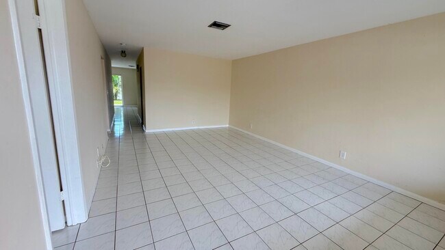 Building Photo - 103 Laredo Ln