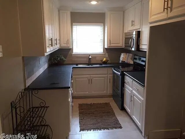 Kitchen - 19 Lawrence Dr