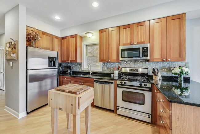 Building Photo - 2627 W Belmont Ave