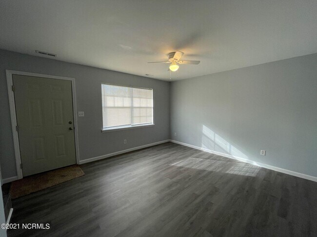 Foto del edificio - 412 Myrtlewood Cir