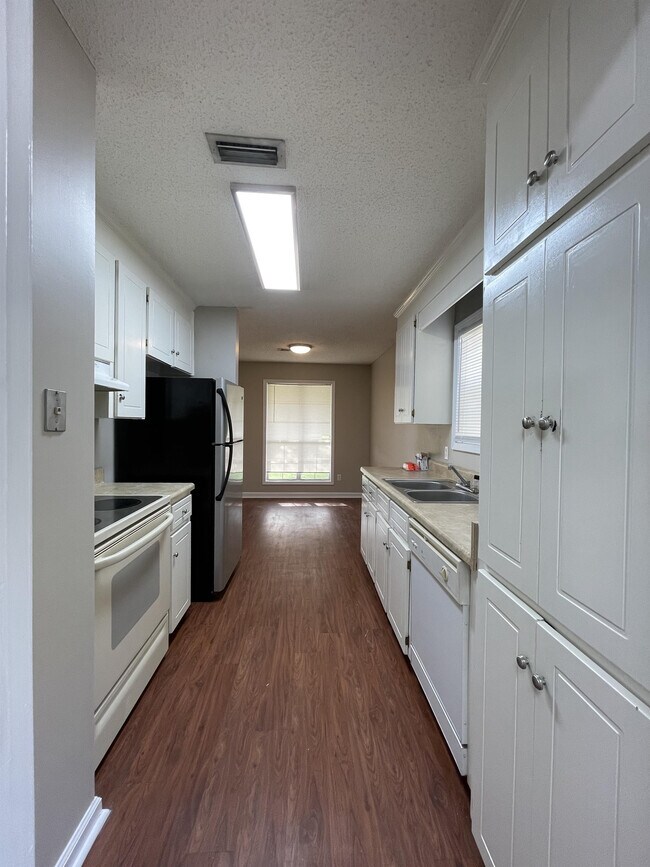 Building Photo - 102 Radford Cir