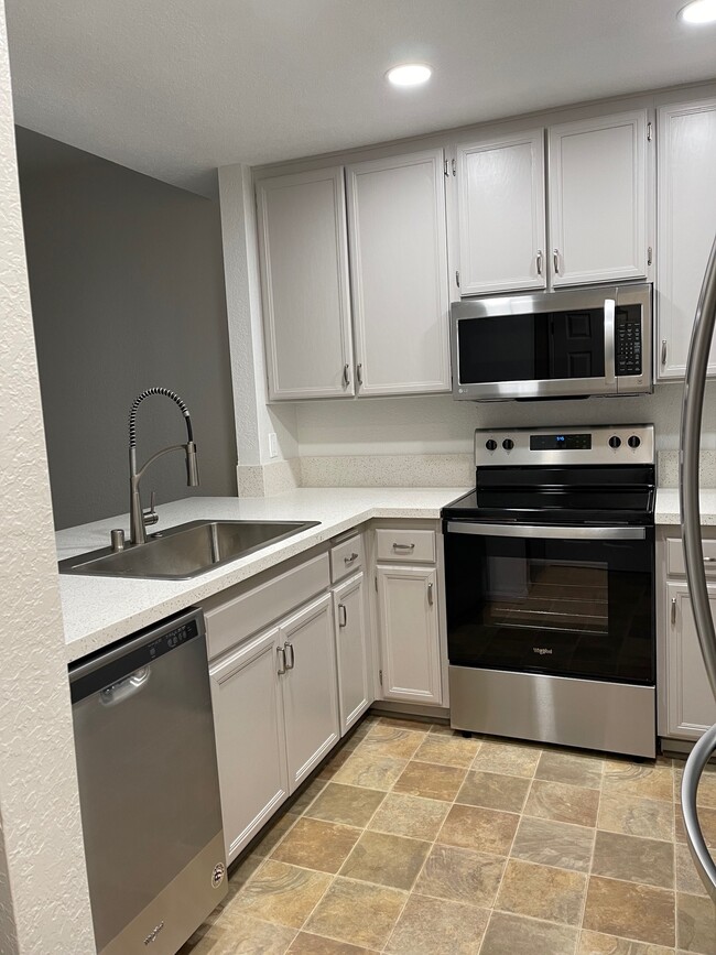 Building Photo - 2238 River Run Dr