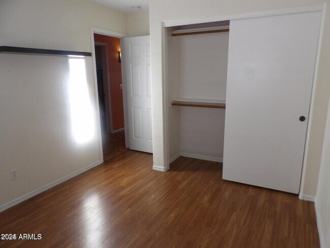 Foto del edificio - 8221 W Papago St