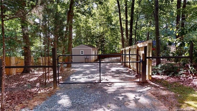Building Photo - 2402 Rockwood Dr