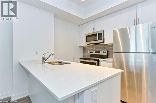 Photo du bâtiment - 550 N Service Rd