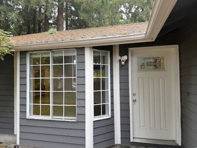 Building Photo - Spacious living with city access 3 bed 2 b...