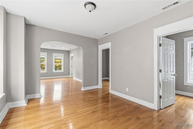 Foto del edificio - 2342 Seneca St