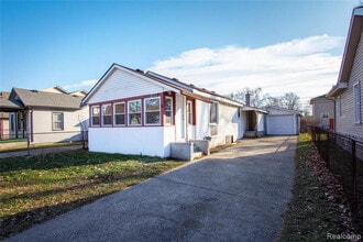 Building Photo - 1308 E Milton Ave