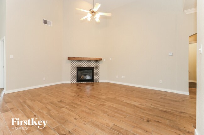 Foto del edificio - 3757 Summersville Ln