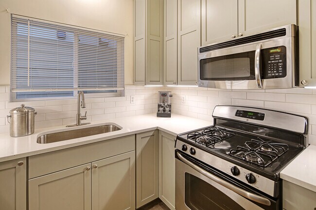 Building Photo - 5420 Delridge Way SW