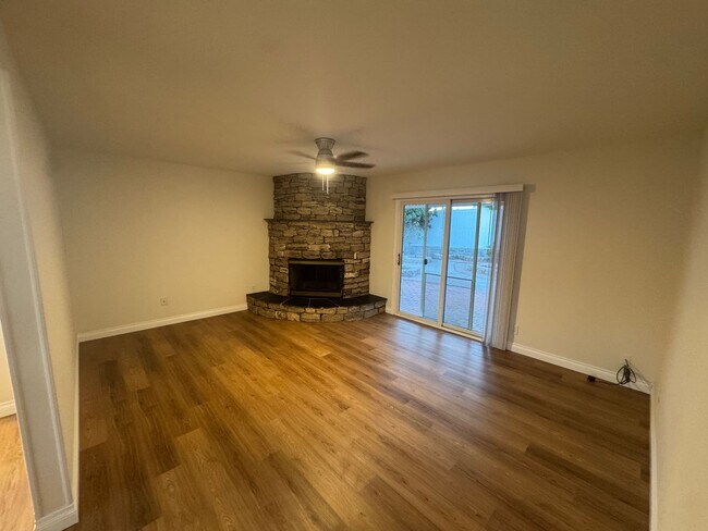 Building Photo - Remodeled 3 Bed / 2 Bath Single-Family Home | Garage, Big yard