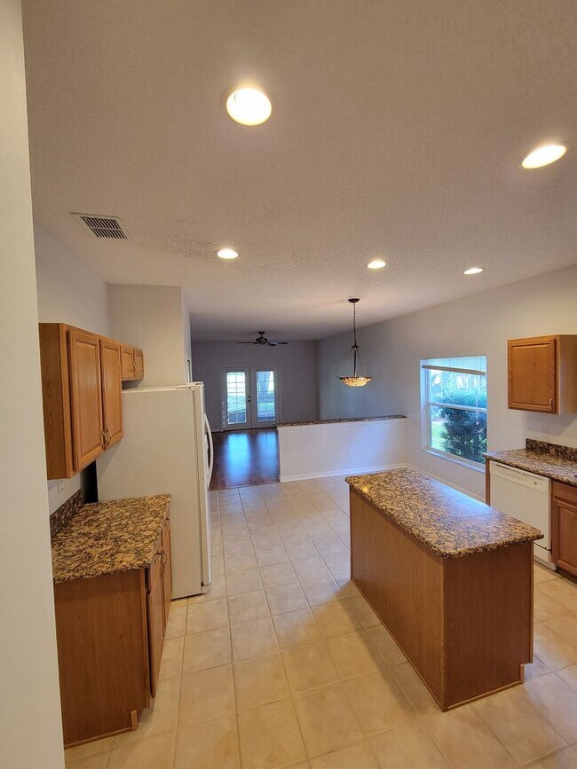 Building Photo - 4 Bed/2 Bath on the golf course!