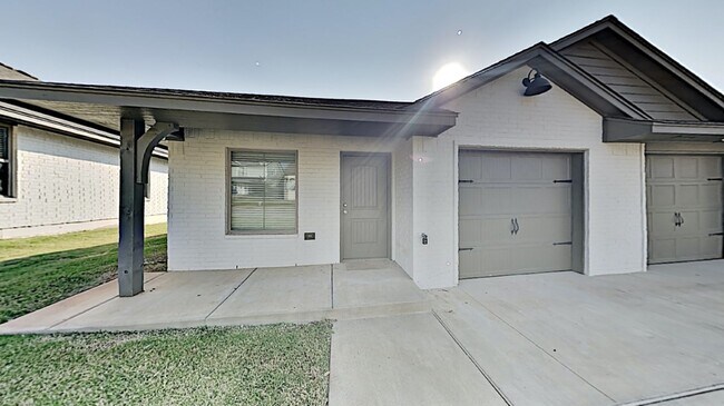 Foto del edificio - 2 Bedrooms, 1 Bathroom 1 Car Garage Close to Broadway Extension, a short distance from Edmond and...