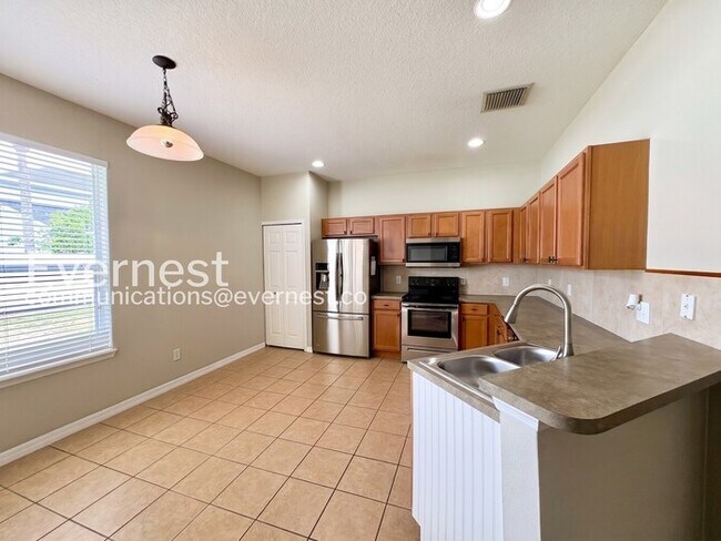 Building Photo - Limited Time Special Offer / 3 Bed, 2 Bath Home with Garage / Pet-Friendly / Vouchers Accepted / ...