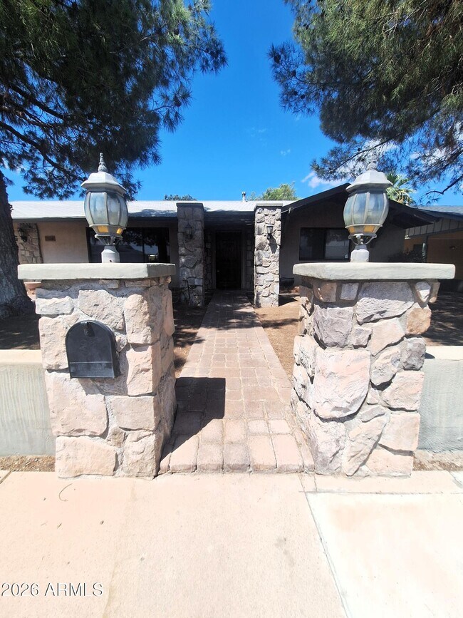 Foto del edificio - 7508 E Cambridge Ave