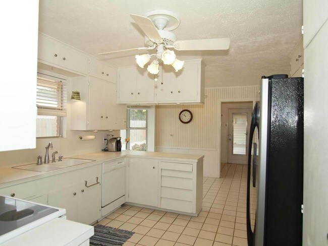 Building Photo - 426 Miramar Pl
