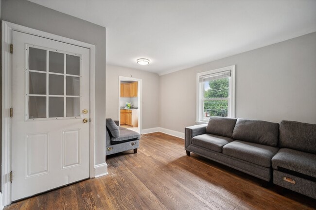 Foto del edificio - 4504 Guilford Rd