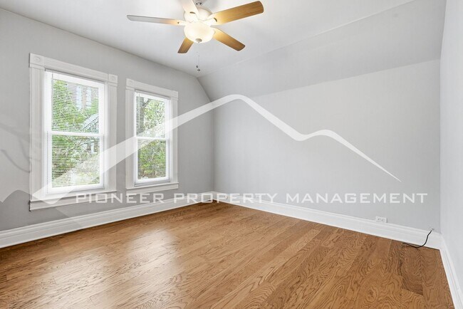 Foto del edificio - Spacious Condo with Storage Area and Parking!